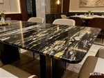 Granit negru cu vene aurii pentru design interior de lux